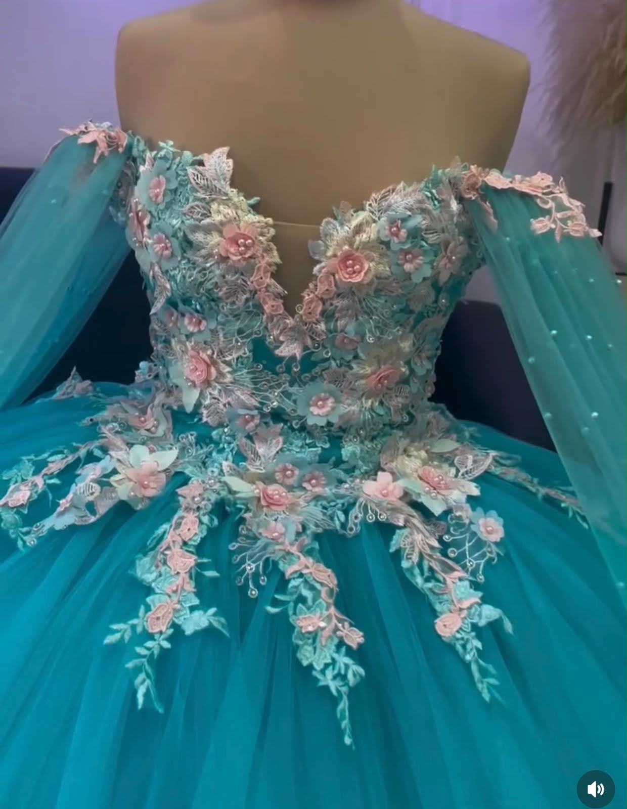 Vestido de 15 Aqua con flores rosa