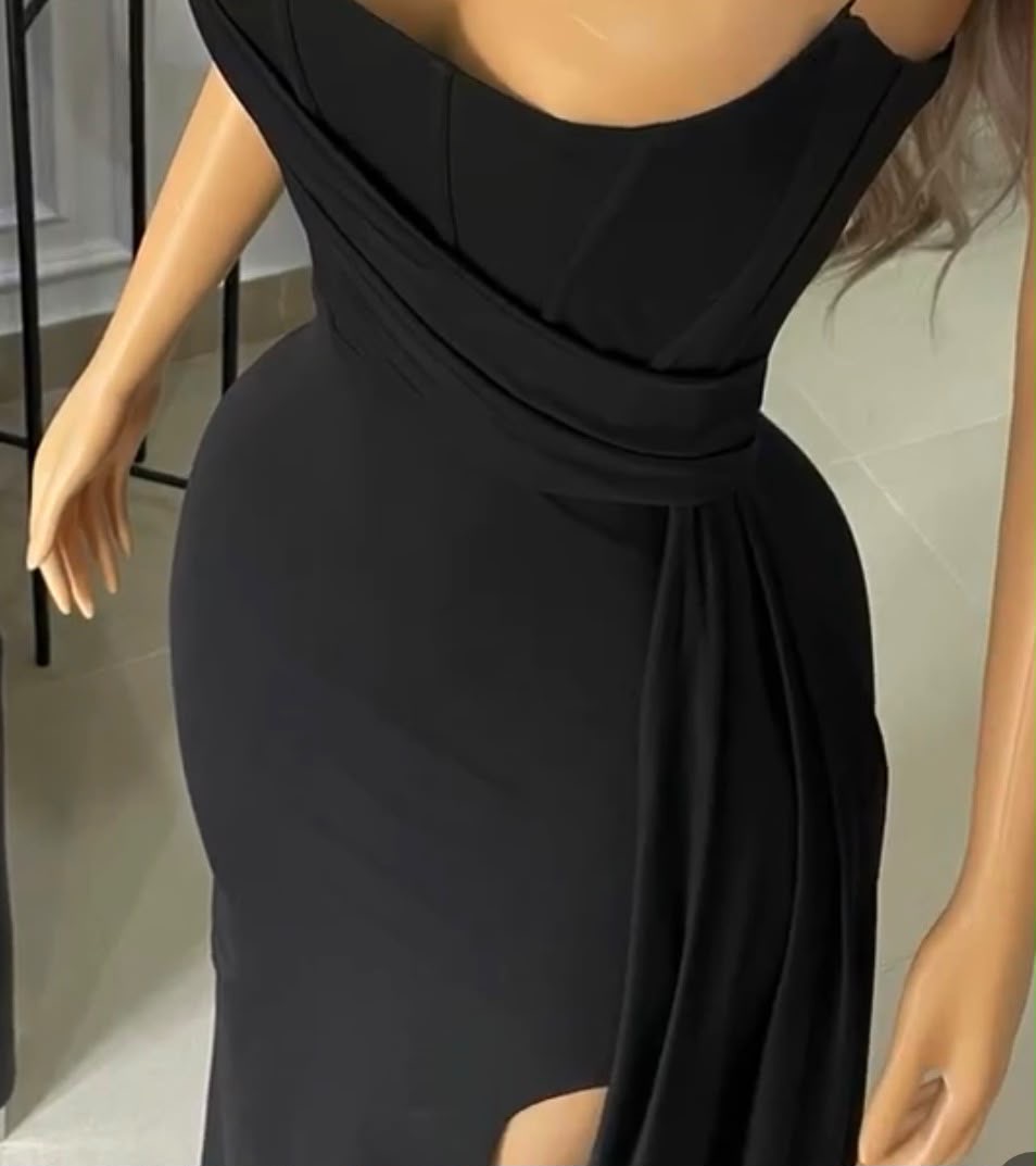 Vestido de gala negro con cascada, un tirante y una manga caída