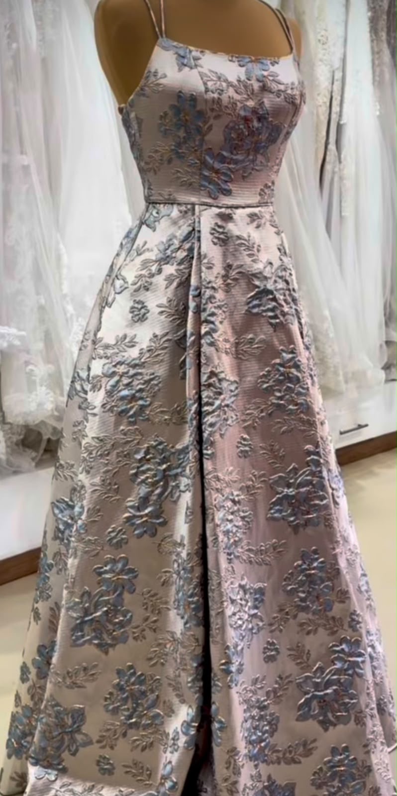 Vestido de gala estampado dorado con azul