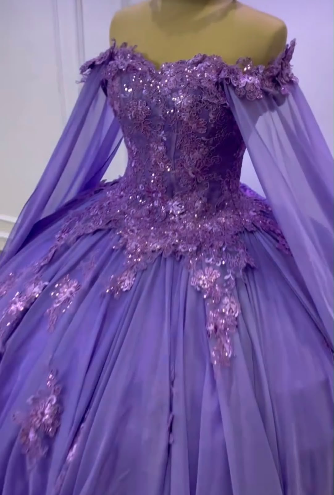 Vestido de 15 morado con blusa en lentejuelas