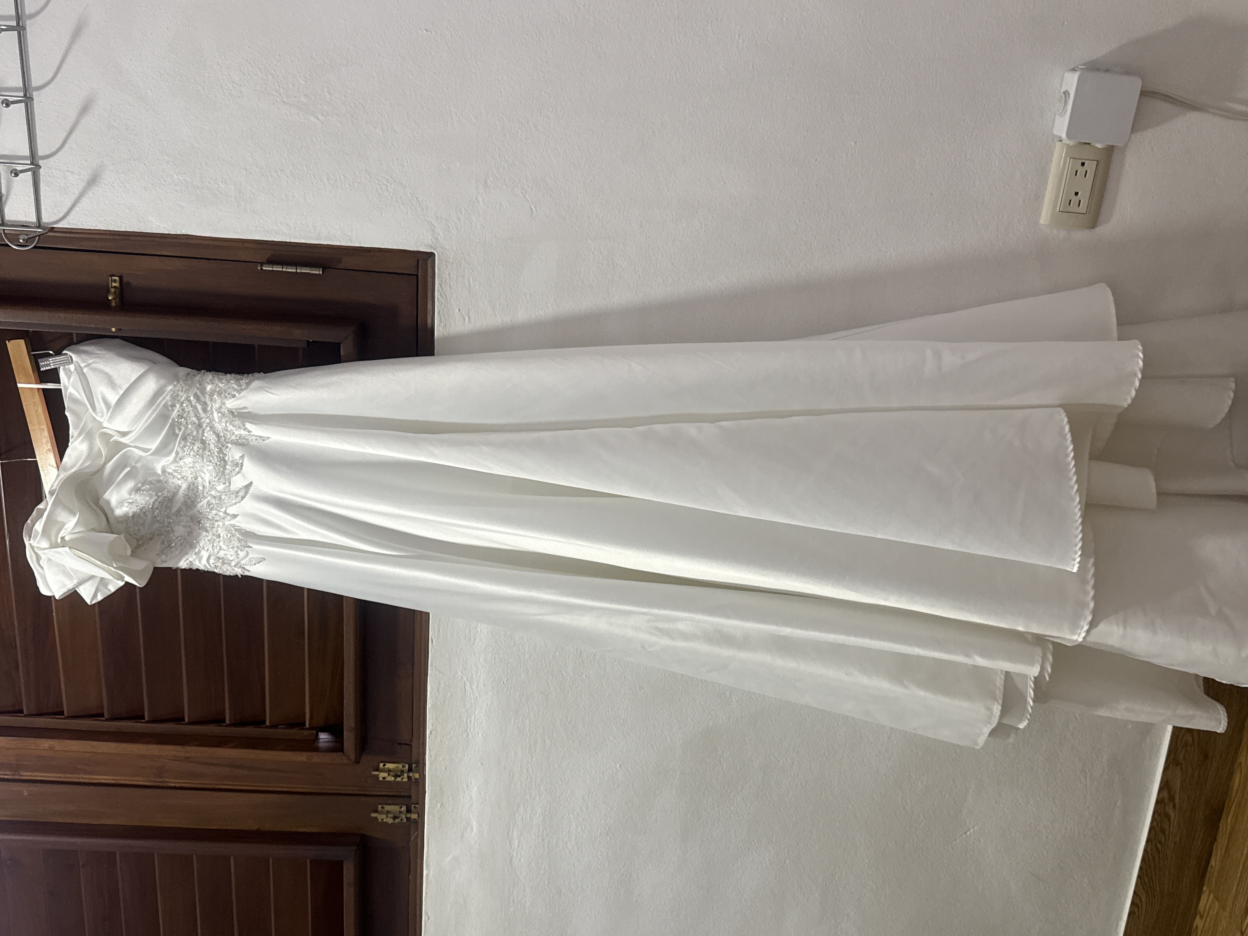 Vestido de novia sencillo de podesua medio hombro con piedra en la blusa