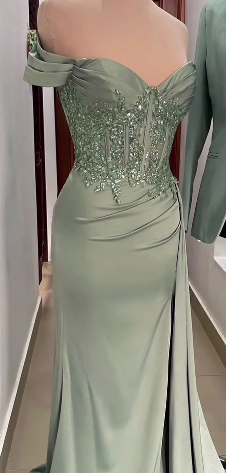 Vestido de gala verde pastel tipo corsé en seda con mangas caídas