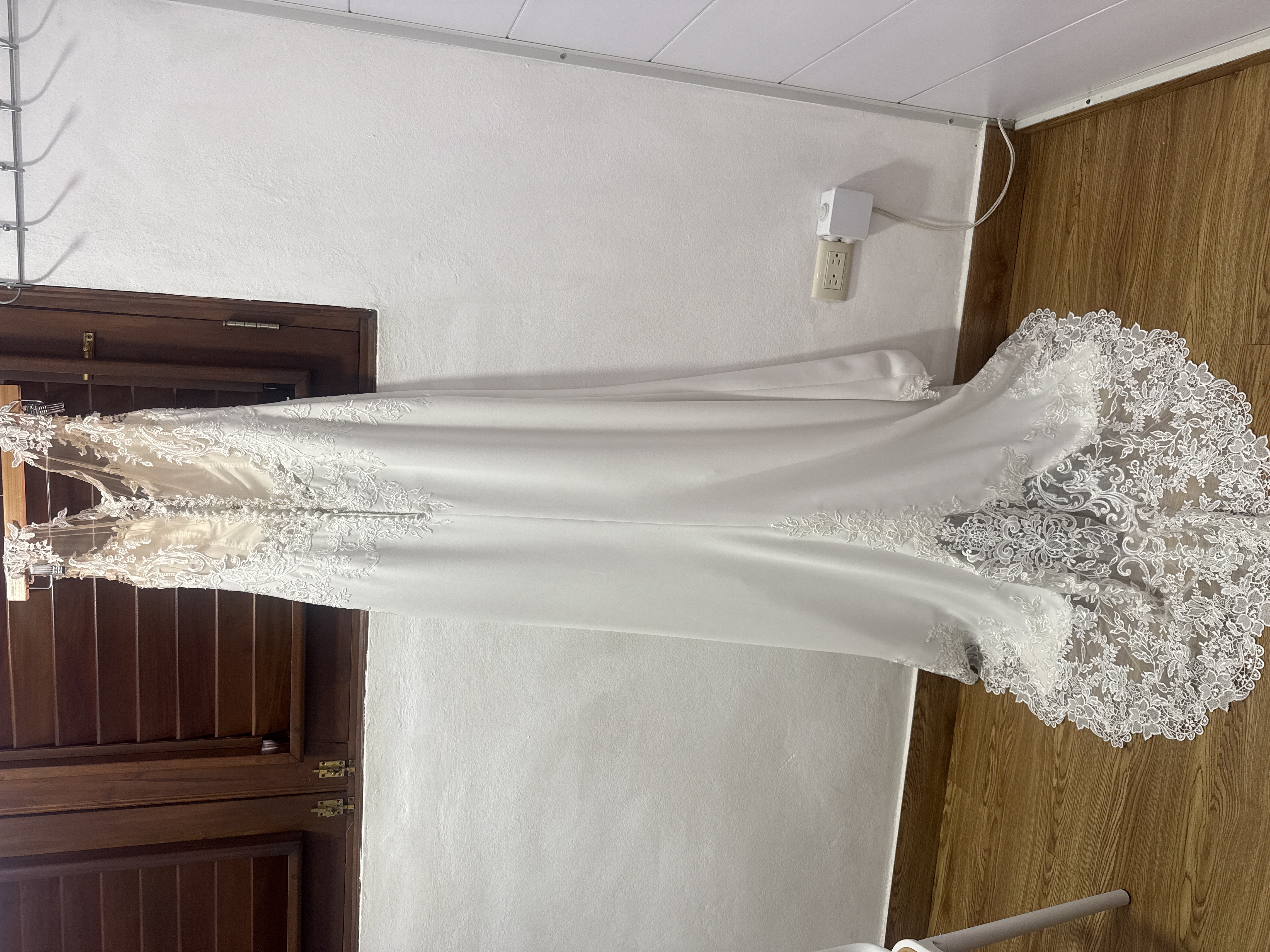 Vestido de novia sirena con transparencia en la cola