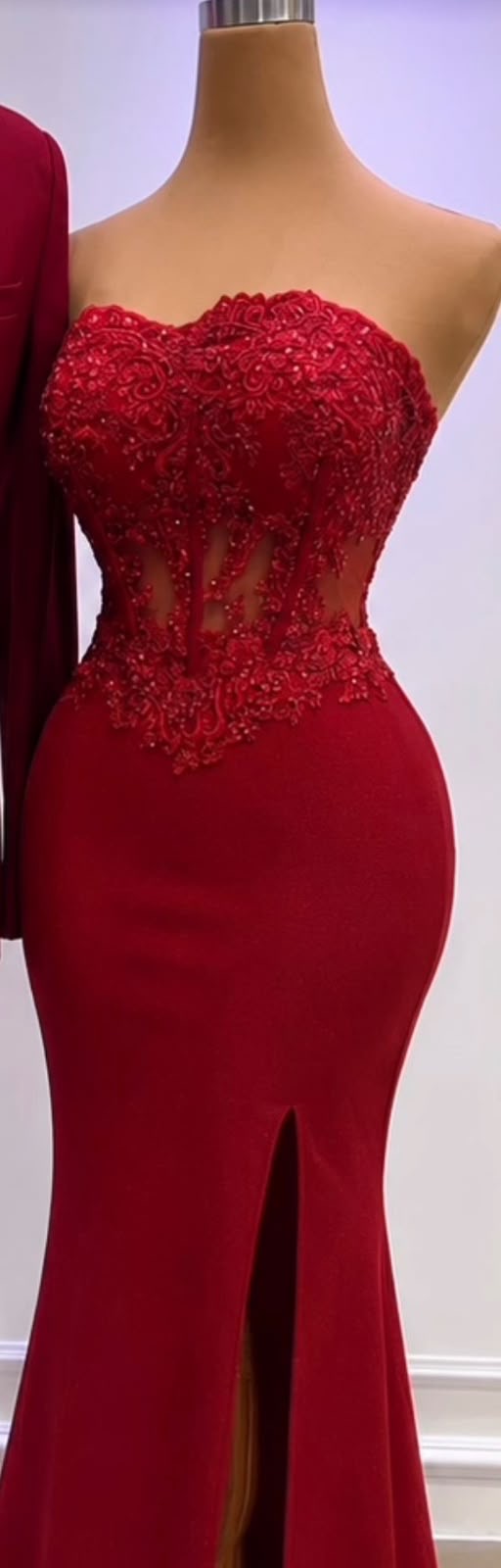 Vestido de gala  rojo tipo corse con transparencia y abierto en la pierna