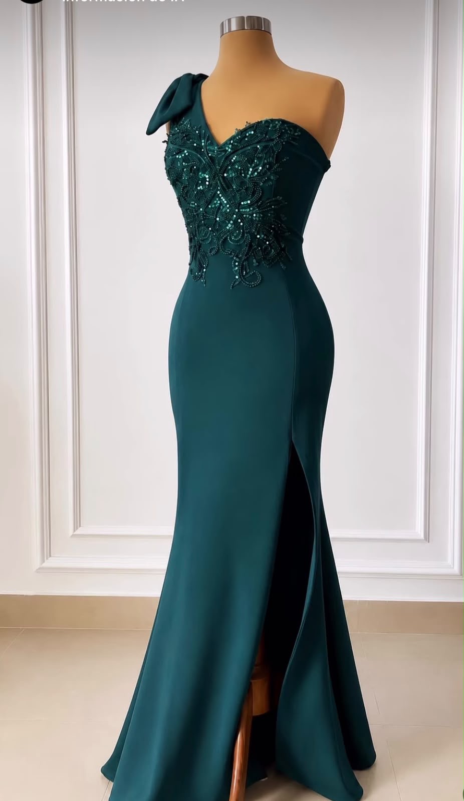 Vestido de gala verde oscuro sirena con moño en el hombro blusa con pedrería