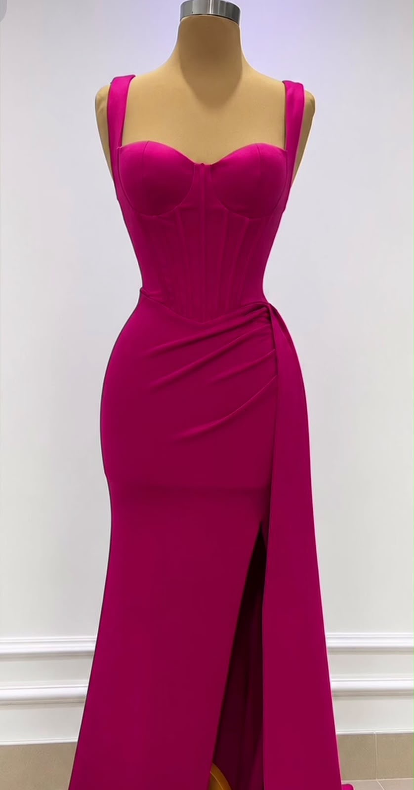 Vestido de gala  rosado tipo corse con abierto y cascada