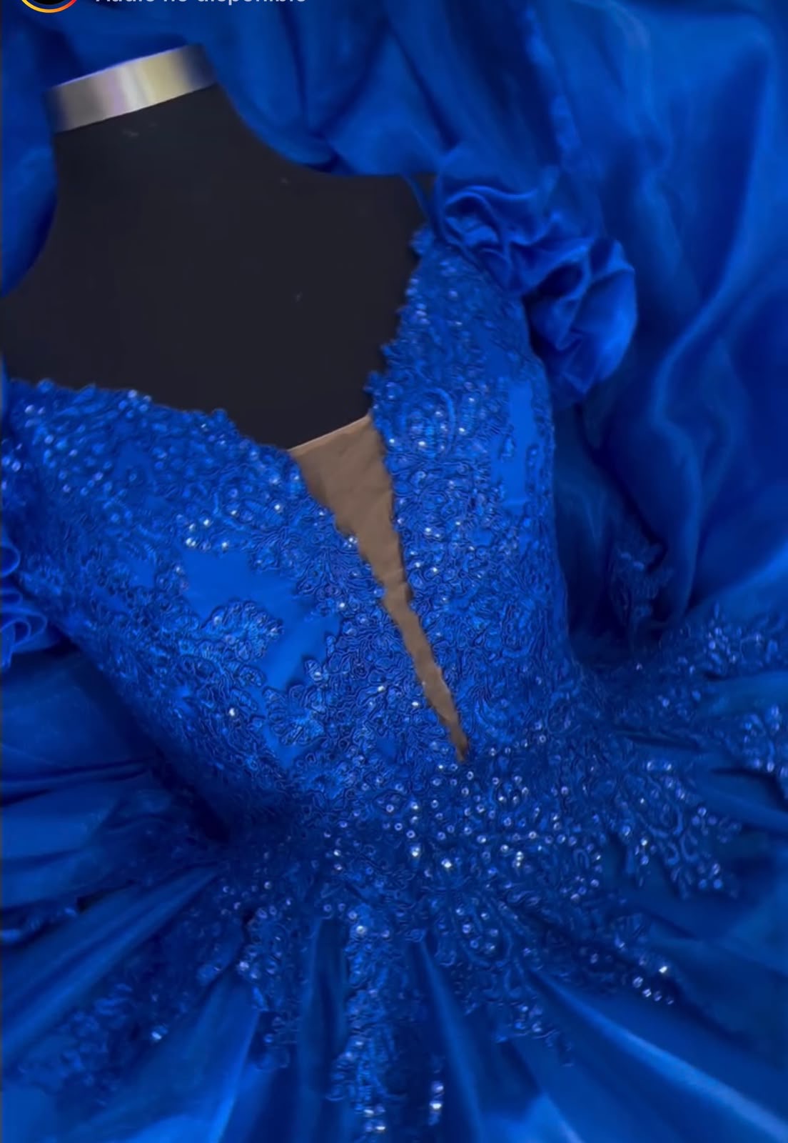 Vestido de 15 azul milenio con manga caída y escote profundo