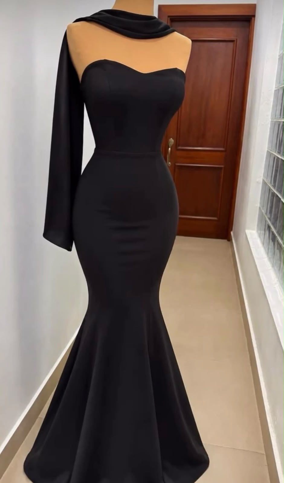 Vestido de gala negro corte sirena estraple