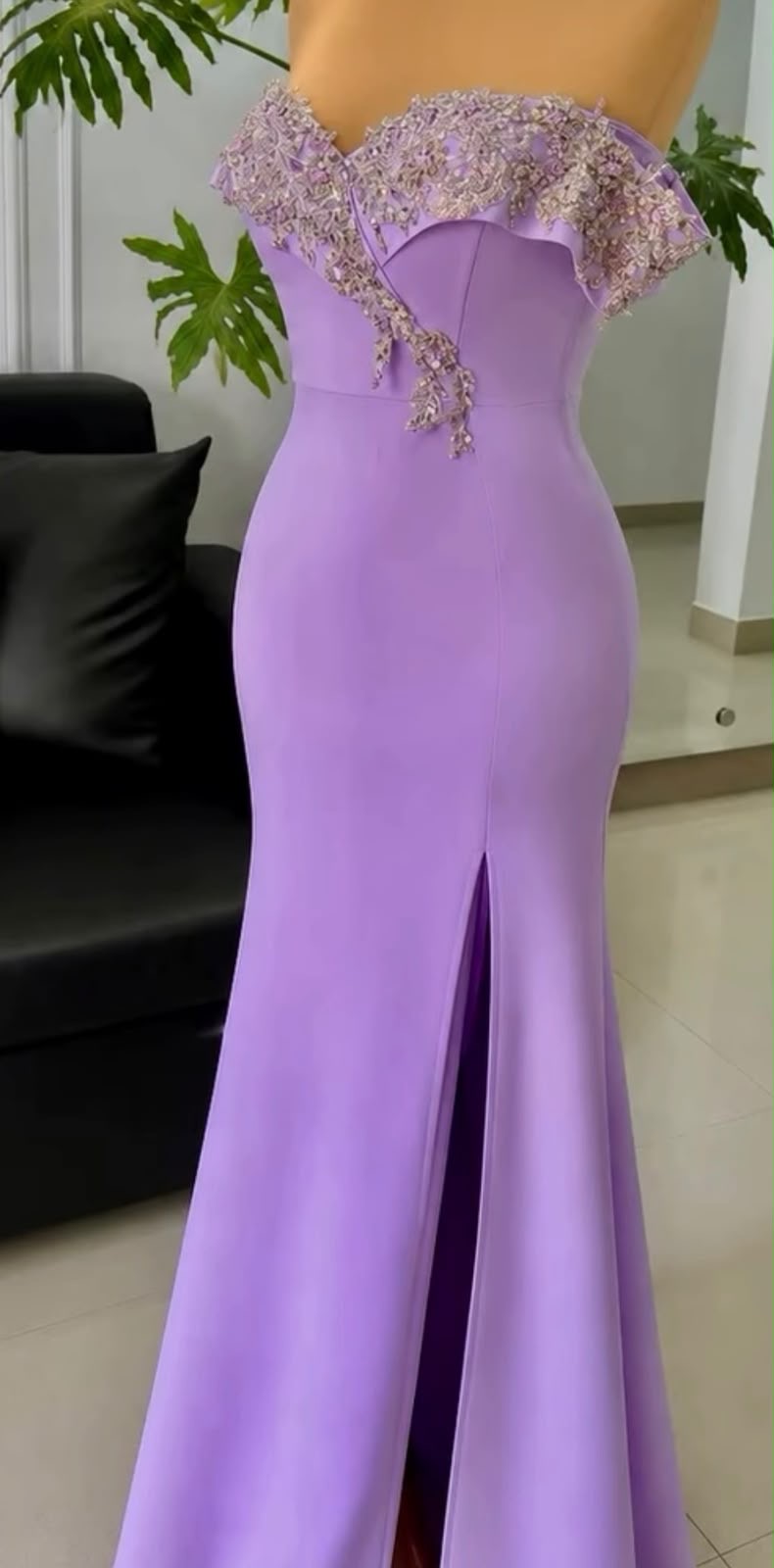 Vestido de gala lila con manga caída y adorno dorado
