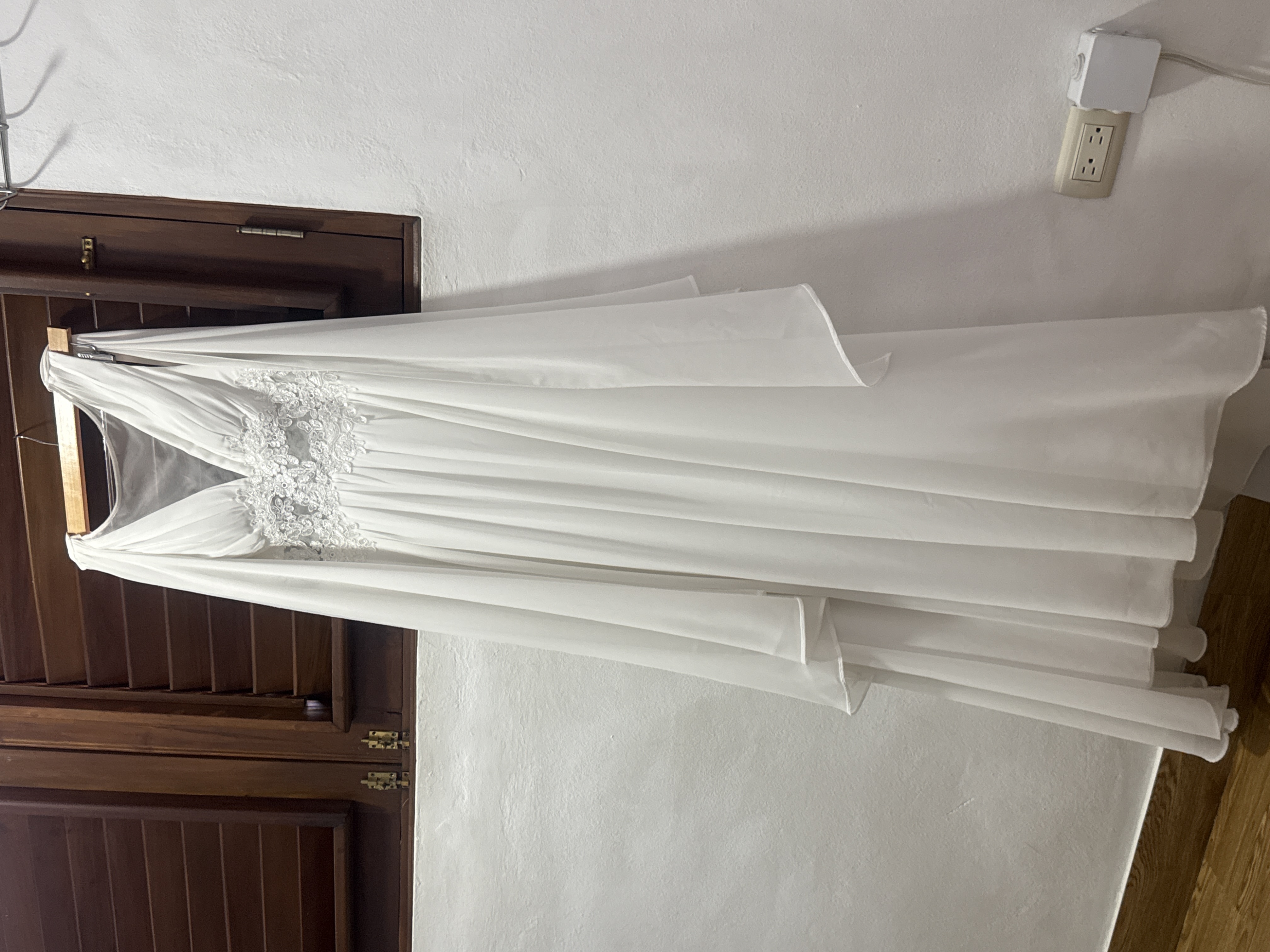 Vestido de novia sencillo con cascada en los hombros