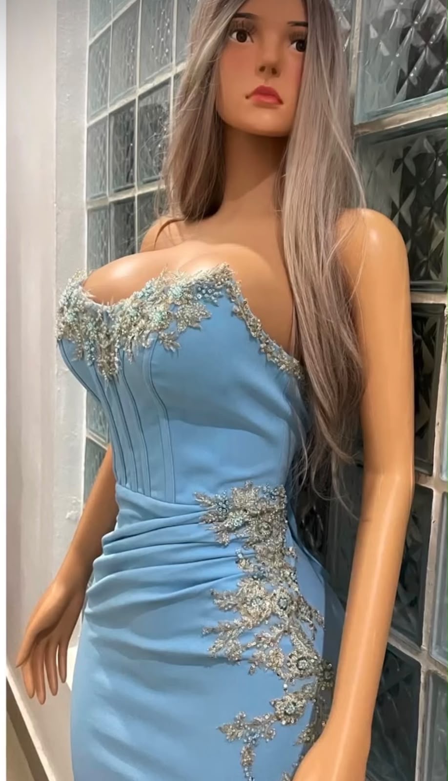 Vestido de gala azul cielo drapeado con encajes dorados