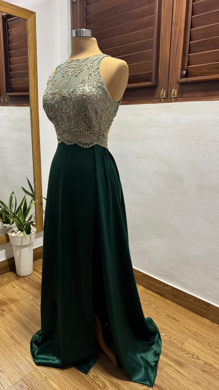 Vestido de gala  verde oscuro con dorado