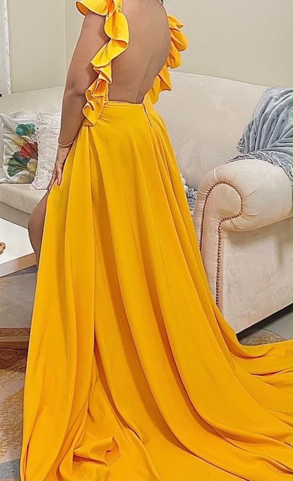 Vestido amarillo para sesión de fotos con vuelos en la espalda