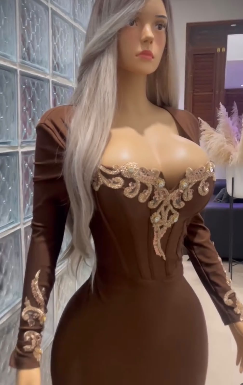 Vestido de gala marrón manga larga con adornos dorados