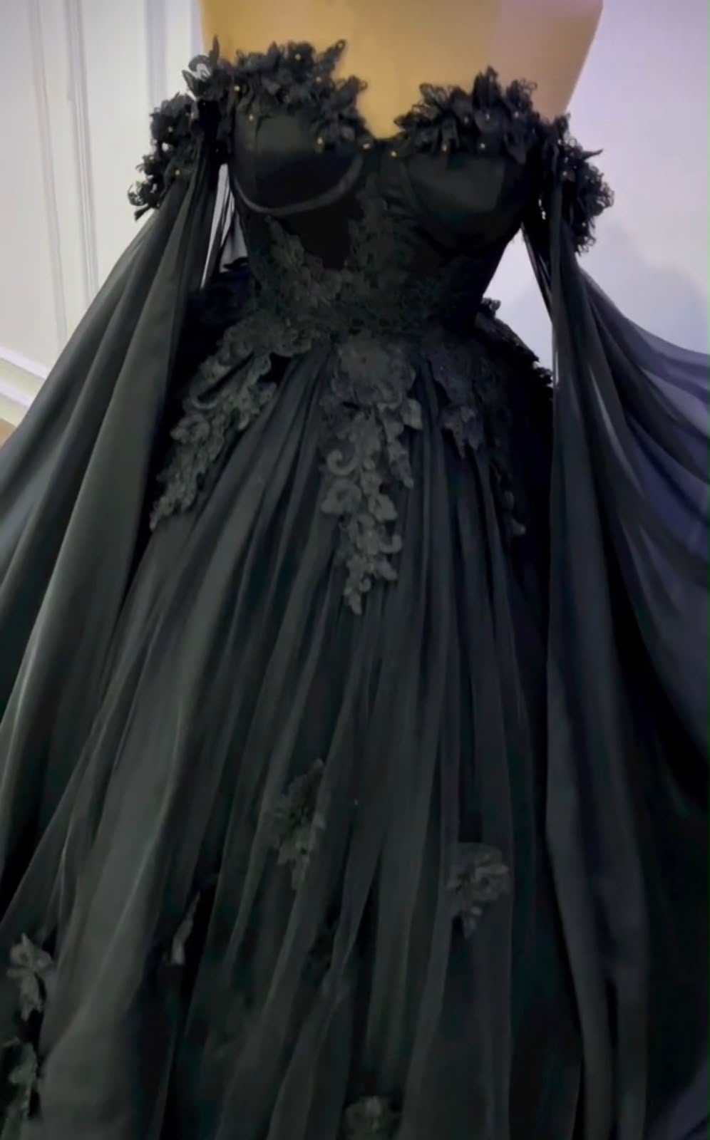Vestido de 15 negro mangas caídas