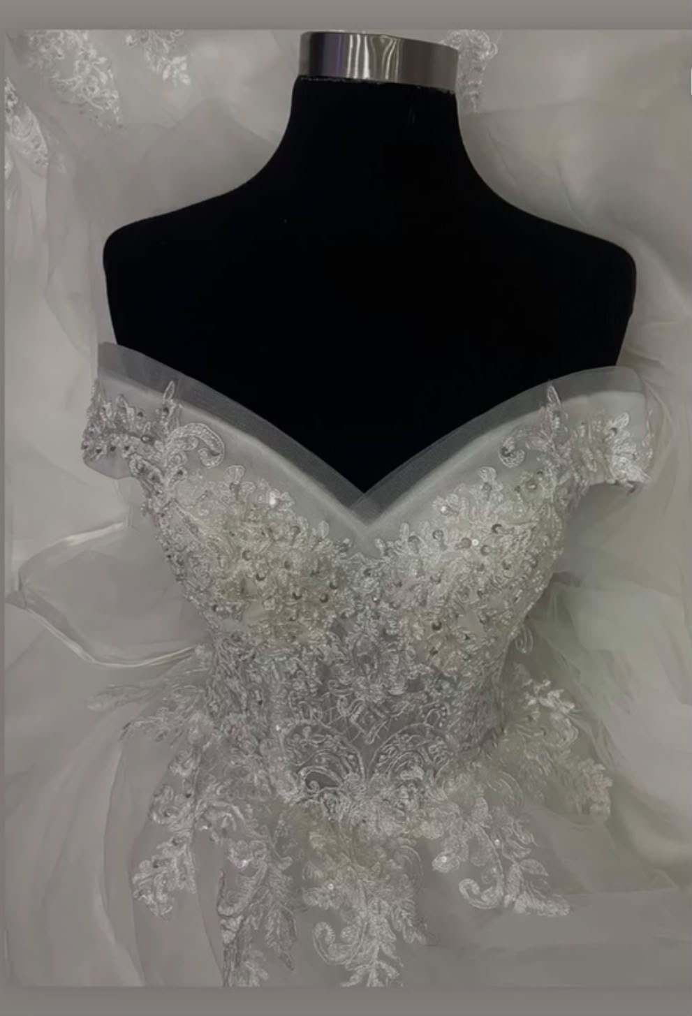 Vestido de novia princesa con mangas caídas con borde transparente en el escote