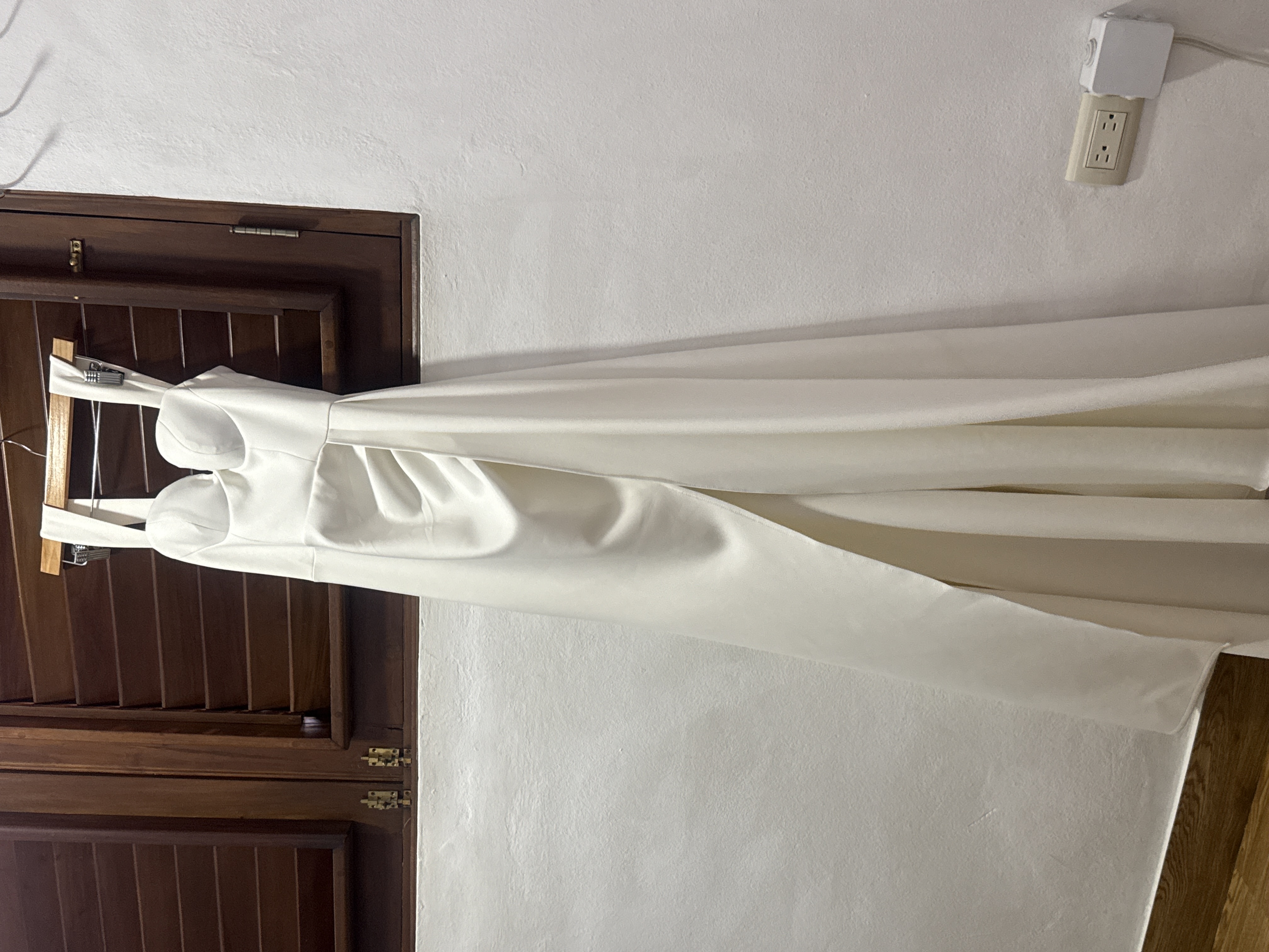 Vestido de novia civil con cascada y abierto