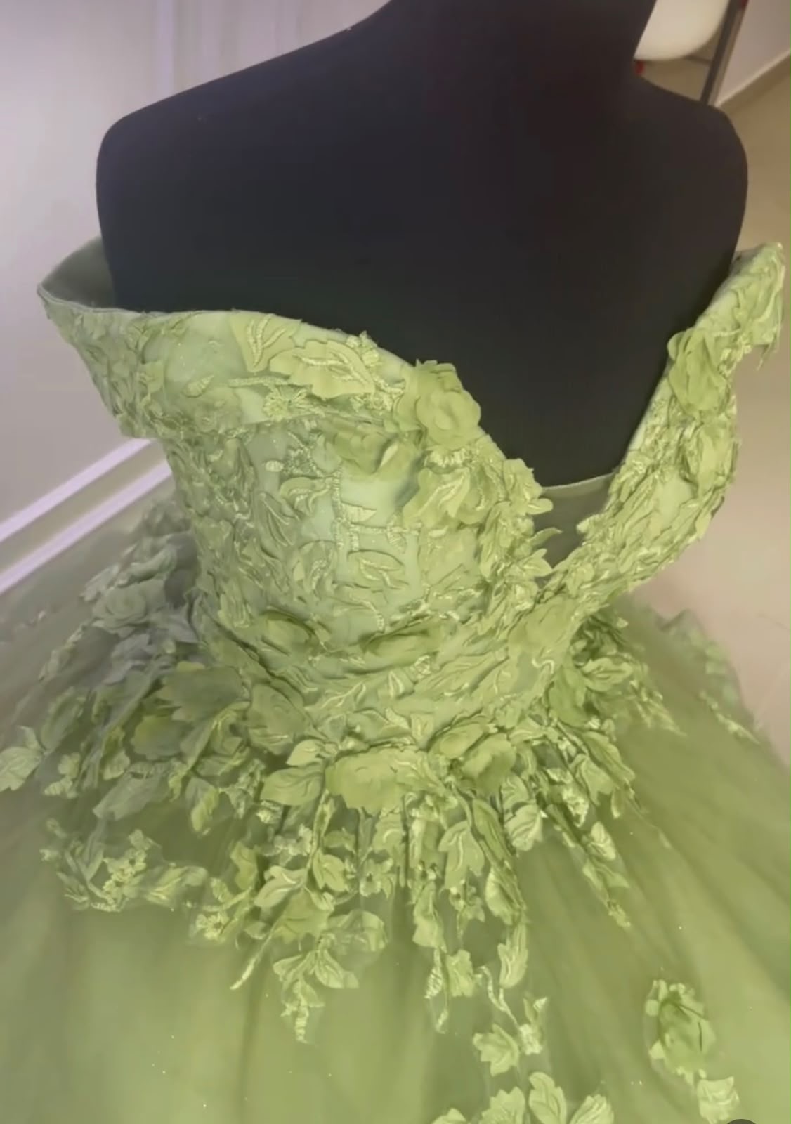 Vestido de 15 verde claro con flores en relieve