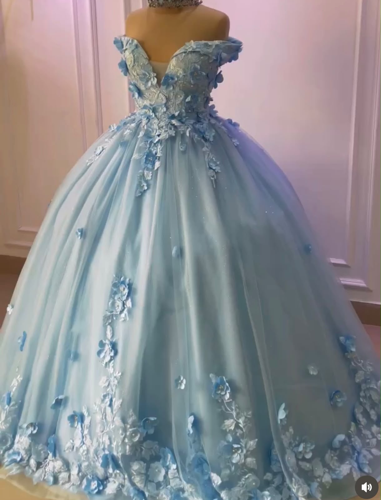 Vestido de 15 azul claro con flores en relieve